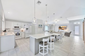 Fridge, microwave, oven, stovetop - NEW Magnolia Manor 4 bdrm | Private Pool  | Vanderbilt Beach & Mercato (Naples)