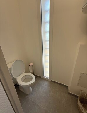 Shower, hair dryer, towels - Le Balcon du ponant- T3 with terrace/view of park (Port-Saint-Louis-du-Rhône)