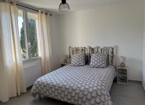 2 عدّة غرف نوم ومكواة/لوح كي وخدمة الإنترنت وملاءات أسرّة