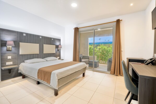 Classic Double Room | Minibar, in-room safe, blackout drapes, free WiFi - Hôtel Domaine du Lac Bleu (Saint Laurent du Maroni)