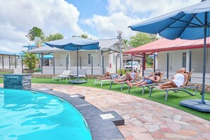 Outdoor pool - Hôtel Domaine du Lac Bleu (Saint-Laurent-du-Maroni)
