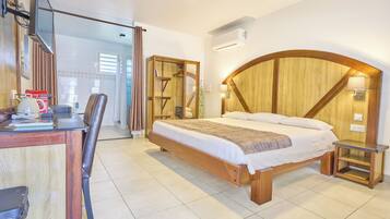 Quarto casal superior | Frigobar, cofres nos quartos, cortinas blackout, Wi-Fi de cortesia