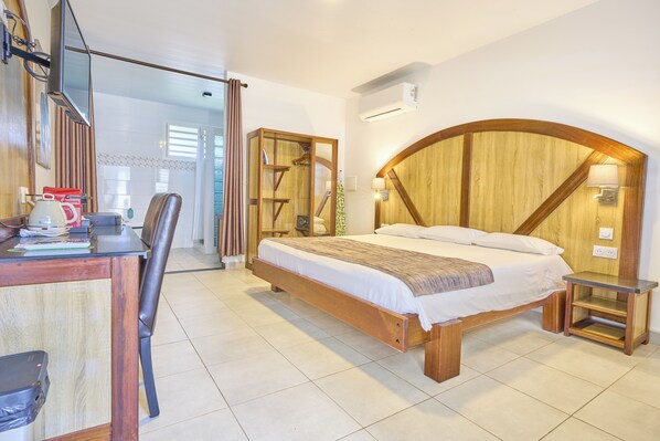 Quarto casal superior | Frigobar, cofres nos quartos, cortinas blackout, Wi-Fi de cortesia