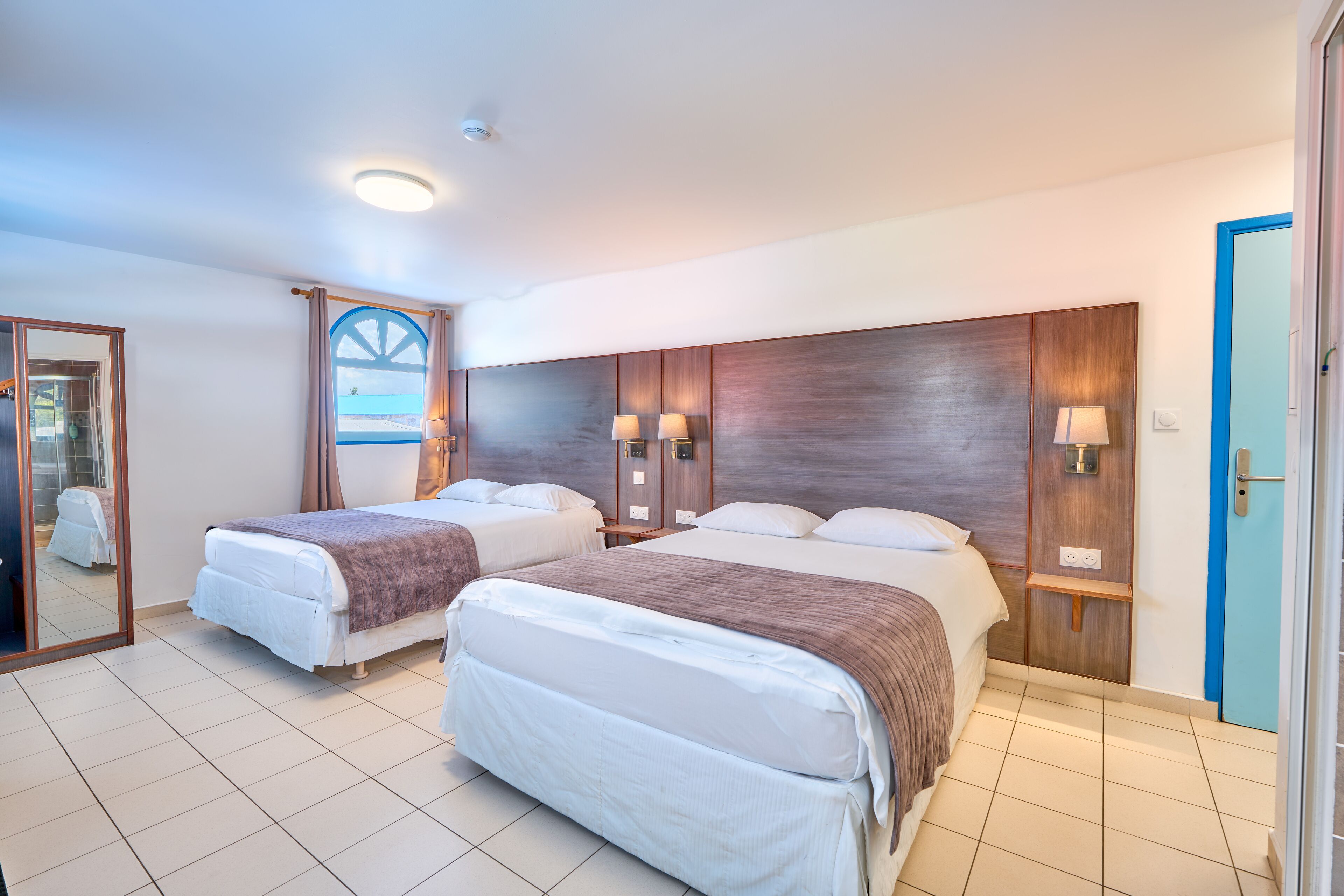 Minibar, caja de seguridad en la habitación y cortinas blackout 