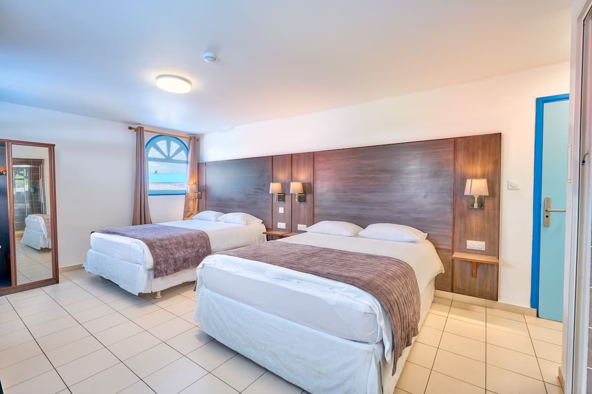 Quarto quádruplo standard | Frigobar, cofres nos quartos, cortinas blackout, Wi-Fi de cortesia