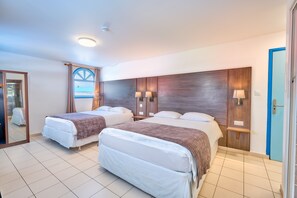 Standard Quadruple Room | Minibar, in-room safe, blackout drapes, free WiFi - Hôtel Domaine du Lac Bleu (Saint Laurent du Maroni)