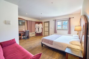 Standard-svíta | Míníbar, öryggishólf í herbergi, myrkratjöld/-gardínur