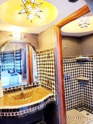 Külön fürdőkád, illetve zuhanyzó, ingyenes piperecikkek és törölközők