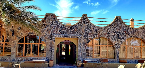 المنشأة من الخارج