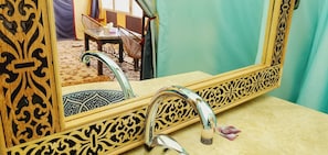 Tina y regadera independientes, amenidades de baño gratuitas, toallas