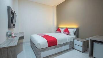 Een moderne slaapkamer met een bed, nachtkastjes en een bedtafel.