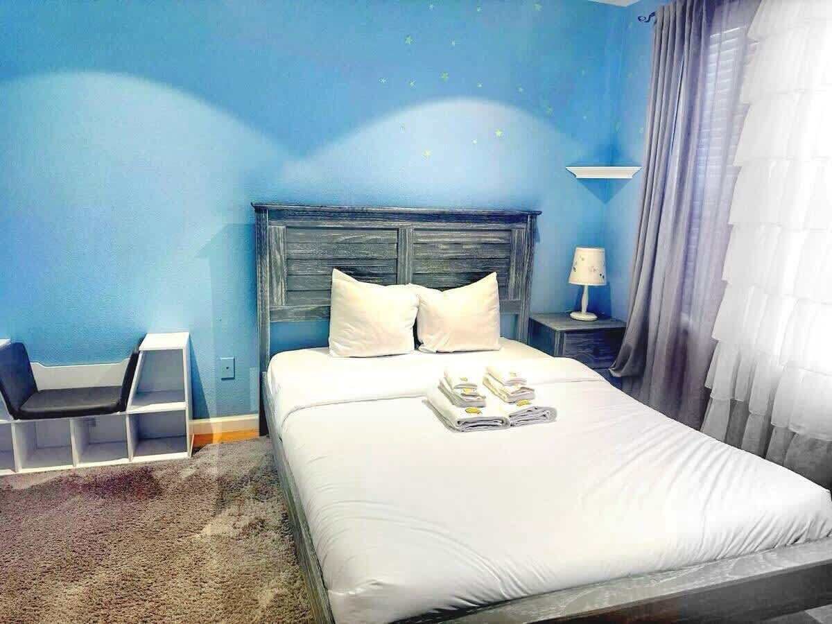 3 bedrooms, iron/ironing board, WiFi, bed sheets