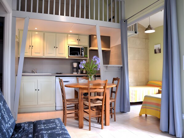 Interior - Holiday Home 'Gite Fontenelle Alpilles' with Shared Pool, Wi-Fi & Air Conditioning (Arles)