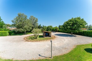 A gravel driveway leading to a small structure surrounded by trees and a well-maintained lawn. - Holiday Home 'Gite Fontenelle Alpilles' with Shared Pool, Wi-Fi & Air Conditioning (Arles)