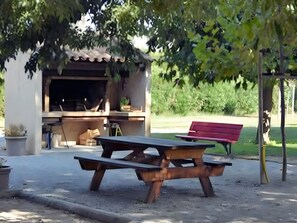 Outdoor dining - Holiday Home 'Gite Fontenelle Alpilles' with Shared Pool, Wi-Fi & Air Conditioning (Arles)