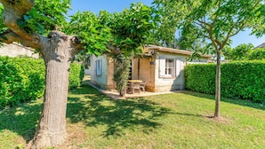 A house with a patio, a small garden, and a tree in the foreground. - Holiday Home 'Gite Fontenelle Alpilles' with Shared Pool, Wi-Fi & Air Conditioning (Arles)