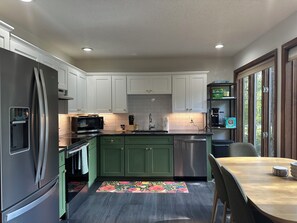 Microondas, horno, parrilla de estufa y lavavajillas 