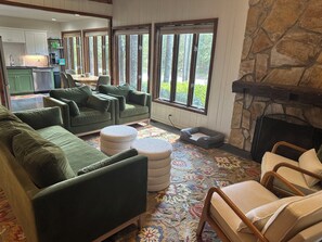 Televisión y chimenea 