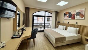 A hotel room with a bed, desk, chair, and a TV. - Tek Hotel Murefte (Şarköy)