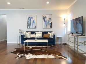 Hus (2 Bedrooms) | Vardagsrum | 43-tums platt-tv med kabelkanaler