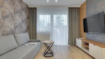 Appartamento Deluxe, 2 camere da letto, terrazzo | Area soggiorno | TV a schermo piatto