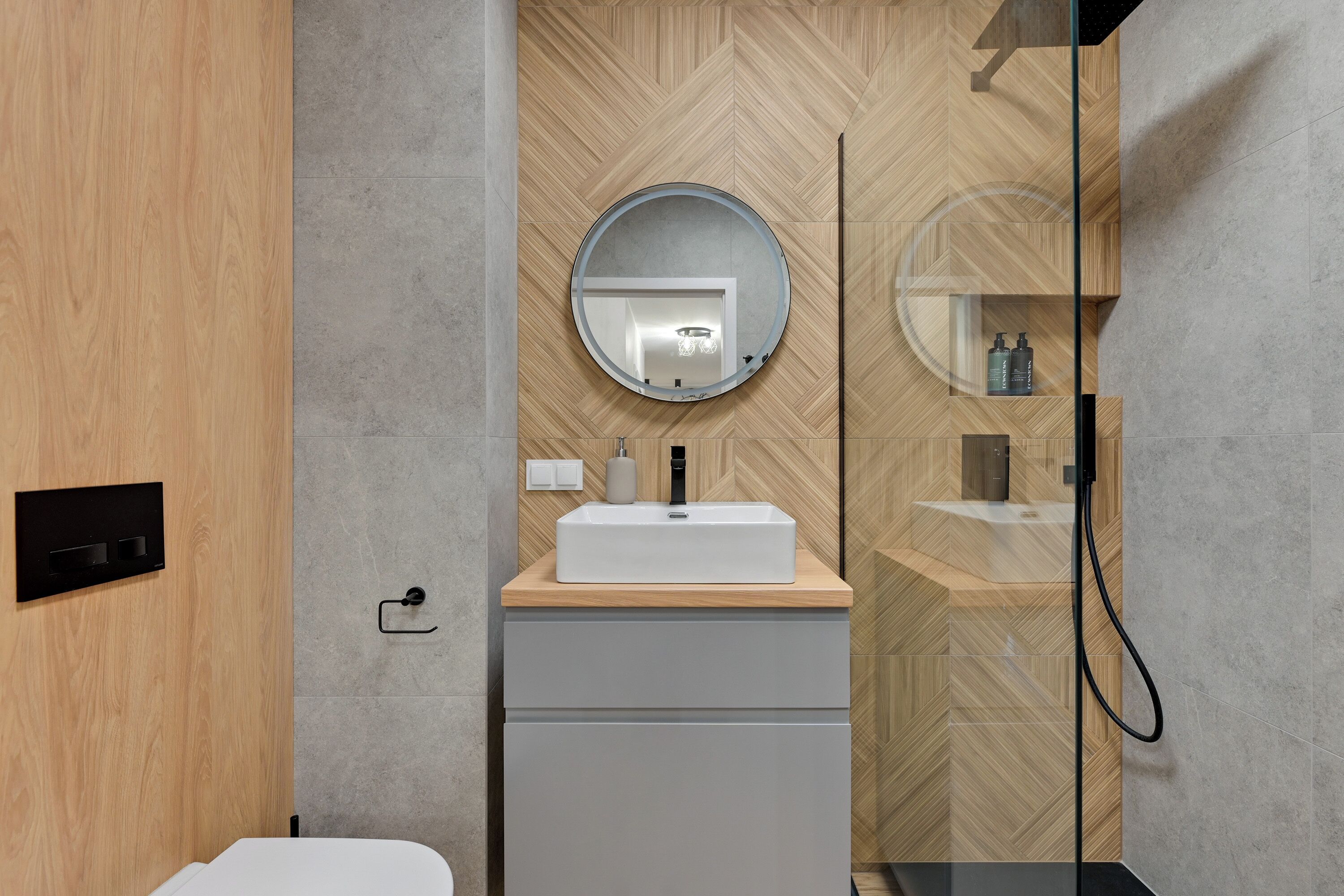 Apartamento luxo, 2 quartos, terraço | Banheiro | Chuveiro, secador de cabelo, toalhas de banho, sabonete