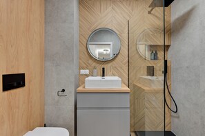 Deluxe appartement, 2 slaapkamers, terras | Badkamer | Een douche, een haardroger, handdoeken, zeep