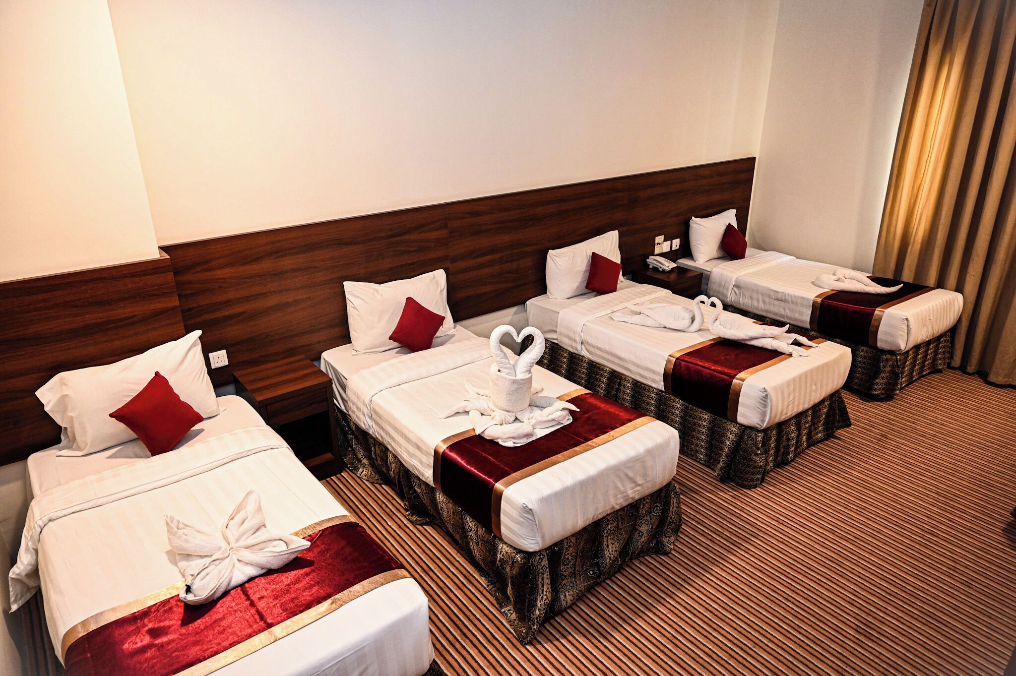 쿼드룸 | 무료 WiFi, 침대 시트