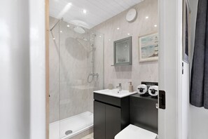 Hair dryer, towels - Brocks Retreat - North East Escapes (Felton)