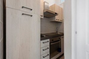 Kühlschrank, Ofen, Herdplatte, Wasserkocher mit Kaffee-/Teezubehör