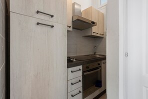 Fridge, oven, stovetop, coffee/tea maker