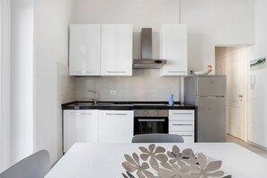 Kühlschrank, Ofen, Herdplatte, Geschirrspüler