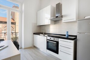 Frigorifero, forno, piano cottura, lavastoviglie