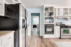 Kjøleskap, mikrobølgeovn, ovn og kokeplater