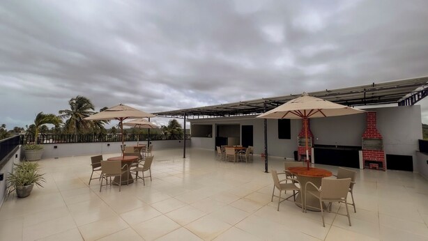 Une terrasse sur le toit, dotée d’un espace extérieur aménagé et d’un four en briques.