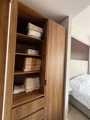 2 habitaciones, escritorio, tabla de planchar con plancha y wifi 