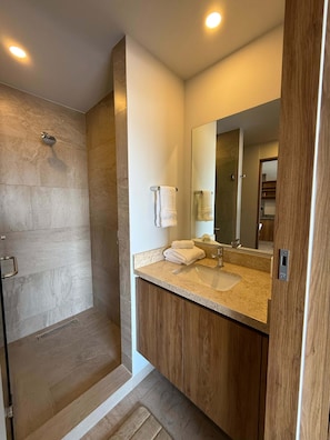 Douche, sèche-cheveux, serviettes fournies