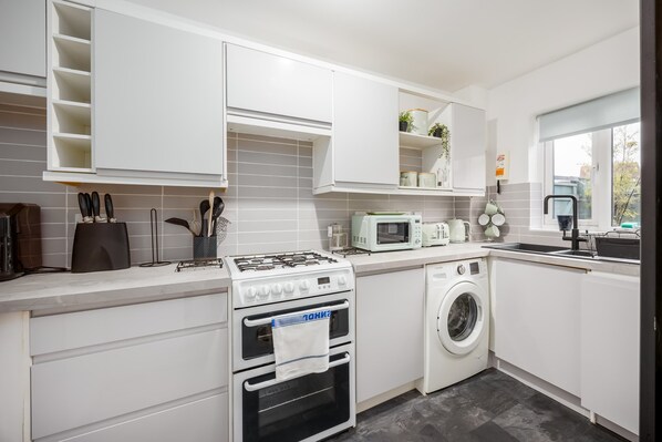 Refrigerador, microondas, horno, placa de cocina