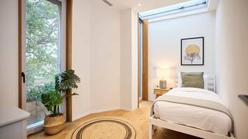 3 bedrooms, desk, WiFi, bed sheets