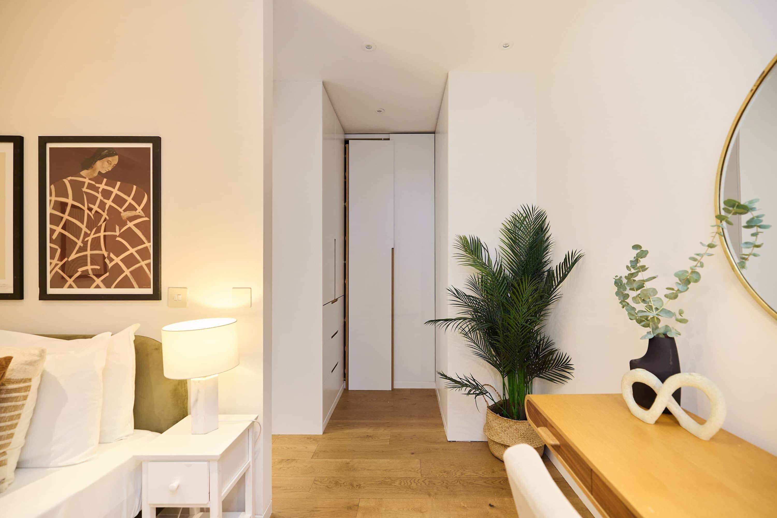 3 bedrooms, desk, WiFi, bed sheets