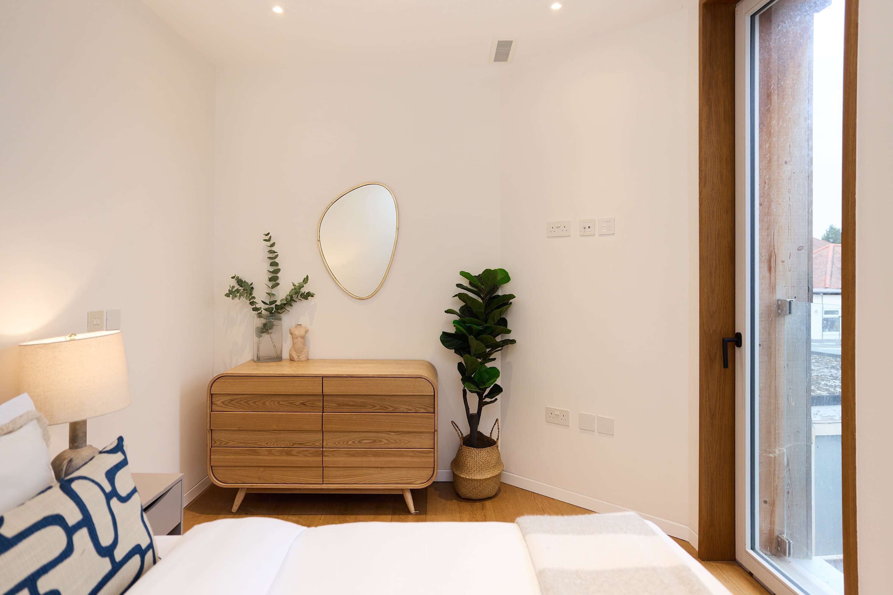 3 bedrooms, desk, WiFi, bed sheets
