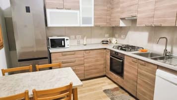 Frigorifero, microonde, forno, piano cottura