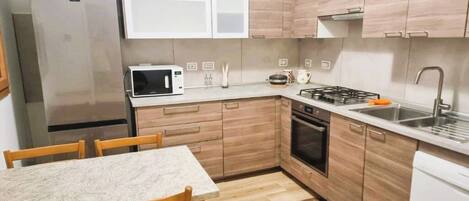 Frigorífico, microondas, horno y placa de cocina