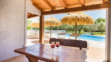 تناول الطعام بالخارج