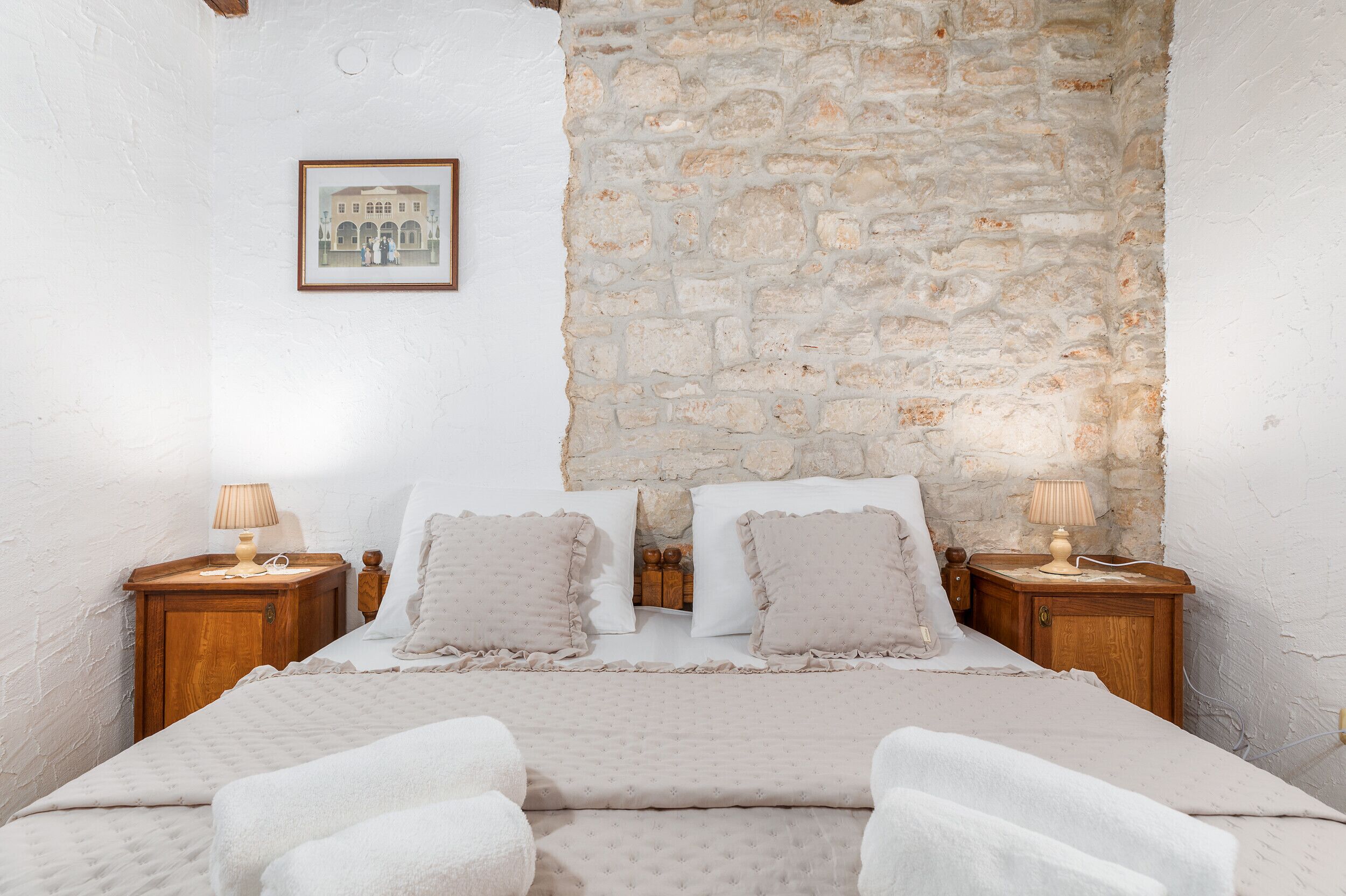 4 عدّة غرف نوم وخزنة داخل الغرفة ومكواة/لوح كي وسرير سفر