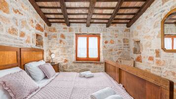 4 عدّة غرف نوم وخزنة داخل الغرفة ومكواة/لوح كي وسرير سفر