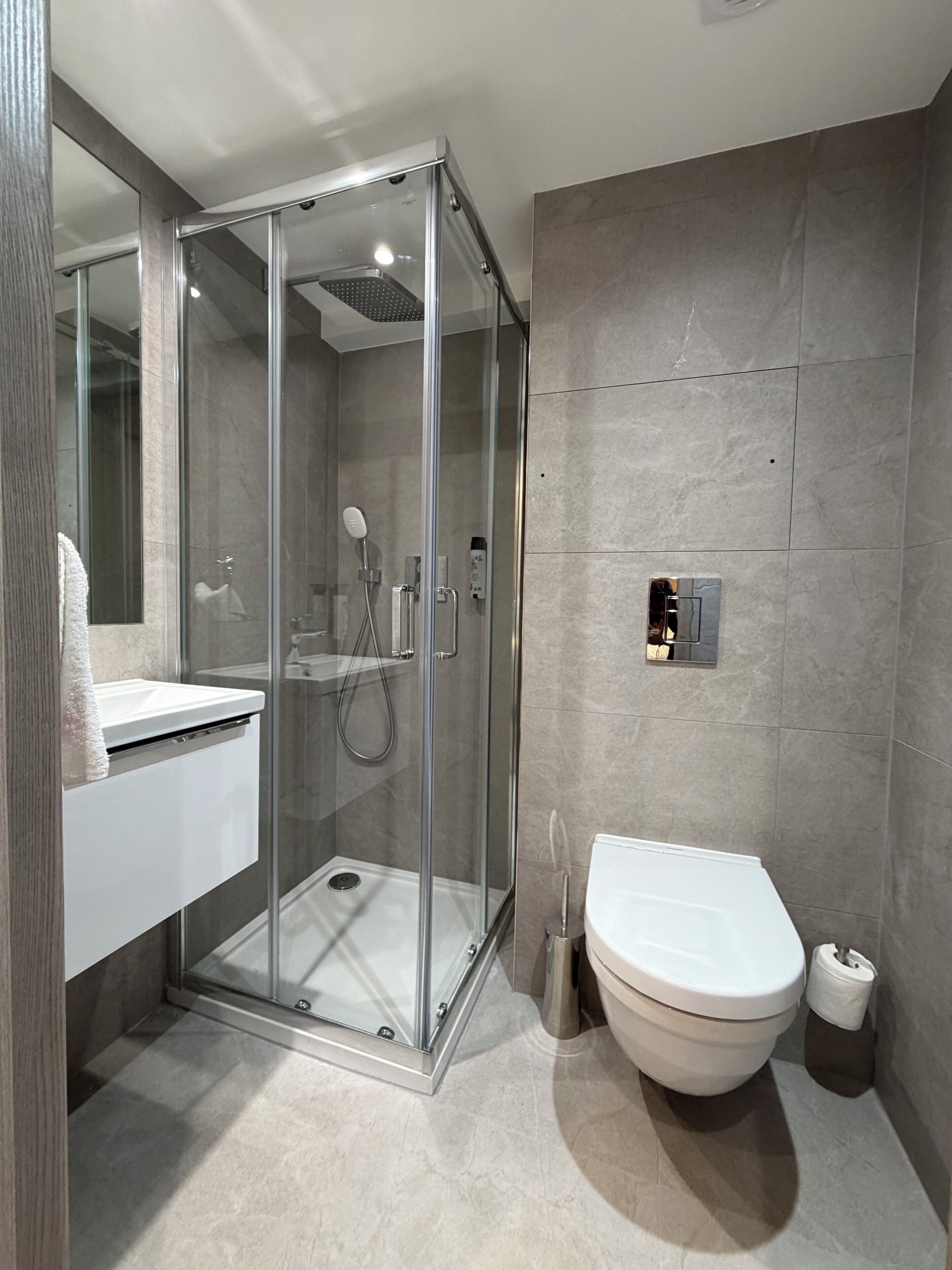 Single Room, 1 Twin Bed | Bathroom | Shower, rainfall showerhead, free toiletries, hair dryer