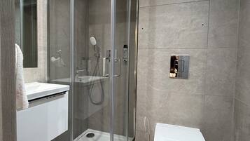 Eenpersoonskamer, 1 eenpersoonsbed | Badkamer | Een douche, een regendouche, gratis toiletartikelen, een haardroger