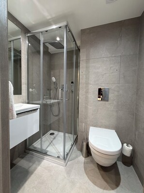 Single Room, 1 Twin Bed | Bathroom | Shower, rainfall showerhead, free toiletries, hair dryer