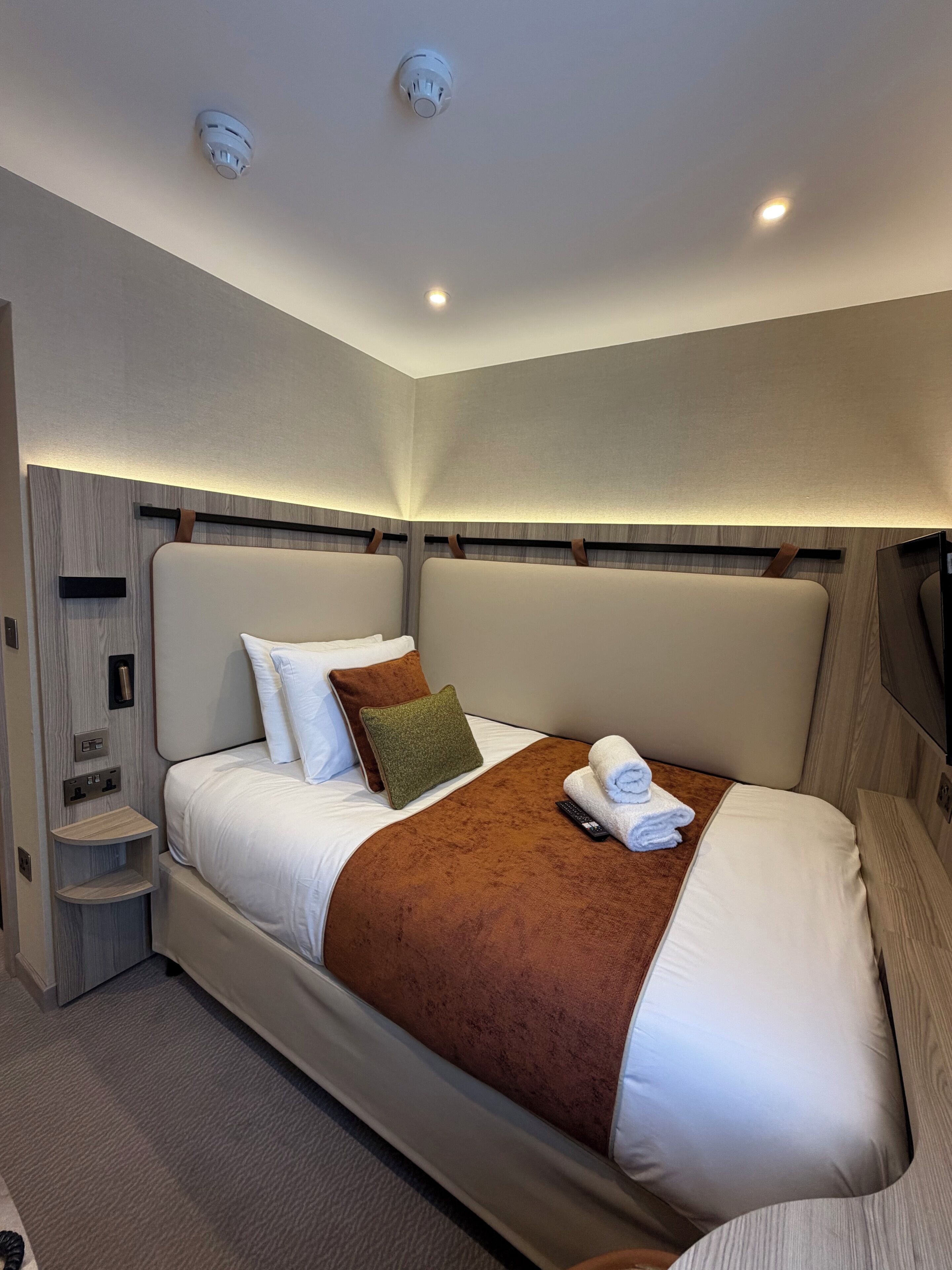 Standard Single Room, 1 Single Bed | Free minibar items, in-room safe, laptop workspace, blackout curtains